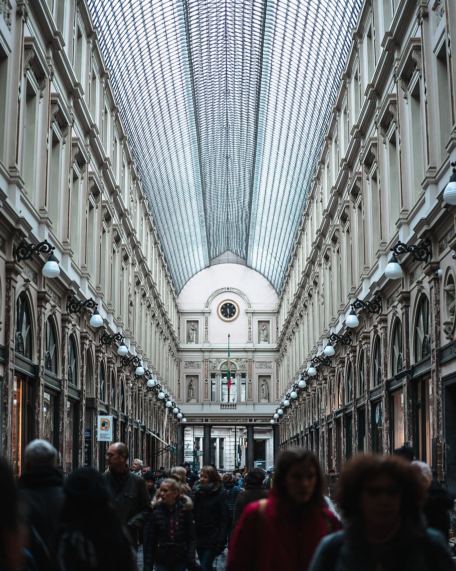 gruppo, persone, a piedi, corridoio, dentro, costruzione, architettura, commercio, folla, in casa, luci, pubblico, negozi, urbano, gruppo di persone, struttura costruita, grande gruppo di persone, persone reali, esterno dell'edificio, donne, uomini, soffitto, adulto, giorno, turismo, destinazioni di viaggio, arco, viaggio, città, stili di vita, colonna architettonica, 2K