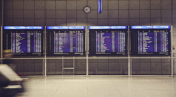vier, eben, Bildschirmmonitore, Transport, keine Leute, Flughafen, die Architektur, Transportmittel, Reise, gebaute Struktur, drinnen, Kommunikation, Bewegung, Ankunft Abfahrtstafel, Technologie, Zeichen, Tag, Bodenbelag, Information, Muster, modern, Sonnenlicht, Ankunft, 4K, CC0, gemeinfrei, lizenzfrei