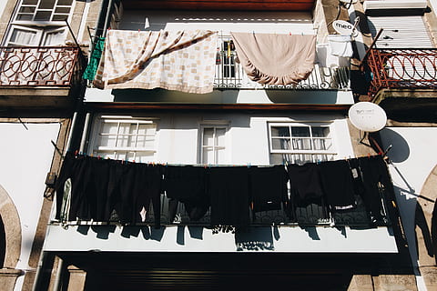 cerrar, foto, negro, ropa, colgado, fuera de, ventana, edificio, colgando, nadie, vista de ángulo bajo, día, gran grupo de objetos, el secado, arquitectura, exterior del edificio, tendedero, arreglo, lavandería, al aire libre, textil, luz del sol, colección, en venta, estructura construida, orden, exhibición al por menor, 5K, CC0, dominio público, libre de derechos