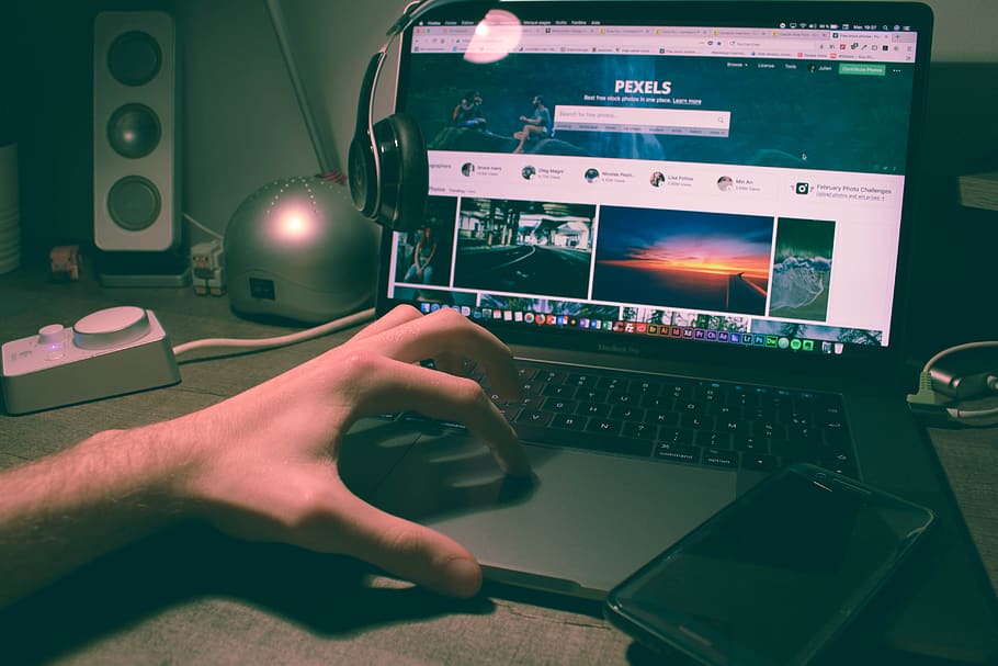 persona, utilitzant, MacBook, pro, electrònica, equipament, mà, Internet, teclat, mac, monitor, pexels, fotografies, pantalla, tecnologia, treball, mà humana, ordinador, comunicació, part del cos humà, connexió, portàtil, persones reals, una persona, tecnologia sense fils, taula, equips informàtics, perspectiva personal, persona irreconeixible, part del cos, monitor d’ordinador, usant portàtil, dit, 5K