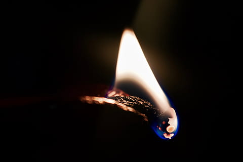 llum, foc, cremant, flama, calor - temperatura, foc - fenomen natural, fons negre, naturalesa, a l'interior, primer pla, tir de l'estudi, cap gent, còpia espai, fosc, generació de combustible i energia, sol objecte, il·luminat, equips d’il·luminació, brillant, moviment, llum - fenomen natural, 4K, CC0, domini públic, lliure de regalies
