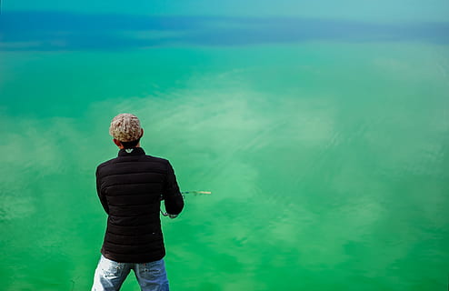 Mann, schwarz, Jacke, Stehen, Vorderseite, Meer, Rückansicht, Strand, Umgebung, idyllisch, Insel, Landschaft, Freizeit, Natur, Ozean, Person, Erholung, Entspannung, szenisch, seelandschaft, Sommer-, still, Reise, tropisch, Türkis, Urlaub, Wasser, tragen, Dreiviertel Länge, eine Person, echte Menschen, Freizeitbeschäftigung, Lebensstile, Legere Kleidung, Tag, Männer, Schönheit in der Natur, grüne Farbe, draußen, Blau, junge Männer, See, türkisfarben, Frisur, Teenager, Blick auf Ansicht, 4K, CC0, gemeinfrei, lizenzfrei