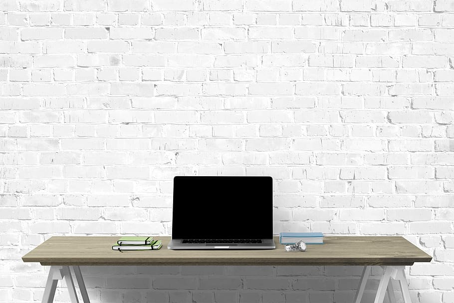 laptop, interiør, skrivebord, datamaskin, notisbok, teknologi, kommunikasjon, ramme, vegg, murvegg, murstein, veggbyggingsfunksjon, innendørs, ingen folk, bord, kopiere plass, kontor, arkitektur, sete, virksomhet, møbler, fravær, bedriftsvirksomhet, forbindelse, moderne, blank, 2K