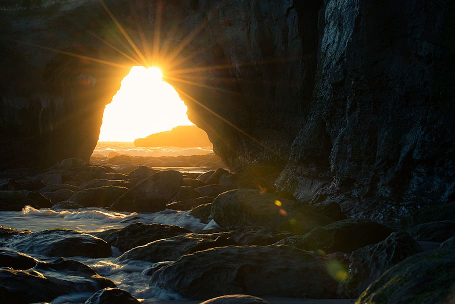 cova, cos, aigua, posta de sol, retroil·luminat, platja, núvols, la llum del dia, hora daurada, paisatge, naturalesa, roques, paisatge marí, vora del mar, cel, sol, raigs solars, onades, rock, rock - object, llum solar, sòlid, bellesa a la natura, flare de la lent, tranquil·litat, raig de sol, formació de roca, escenics - natura, escena no urbana, cap gent, escena tranquil·la, a l'aire lliure, geologia, streaming, brillant, aigua que flueix, 1080P