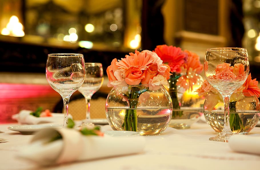 casament, festa, decoració, conjunt de sopars, casamento, festa de casamento, decoração, taula, vidre, alcohol, refresc, menjar i beguda, beure, flor, planta amb flors, Copa de vi, copa, frescor, equipament per a la llar, planta, vi, vidre - material, enfocament selectiu, negocis, primer pla, restaurant, menjar, cap gent, luxe, configuració, 4K