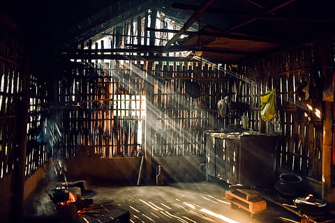 hölzerne Scheune, Scheune, rustikal, Sonnenlicht, drinnen, Essen und Trinken, keine Leute, Metall, Fabrik, Wohnraum, Industrie, die Architektur, Lebensmittel- und Getränkeindustrie, Geschäft, Container, Vorbereitung, Tag, Hitze - Temperatur, beleuchtet, große gruppe von gegenständen, Küche, Gebäude, Lichtanlage, Decke, 5K, CC0, gemeinfrei, lizenzfrei