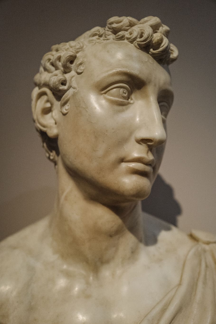 Berlín, Alemanya, figuratiu, cap, marbre, escultura, maco, tons, museu, natura morta, clàssic, estàtua, representació, representació humana, art i artesania, semblança masculina, a l'interior, creativitat, primer pla, cap gent, història, artesania, arquitectura, el passat, centrar-se en primer pla, semblança femenina, retrat, vell, 5K