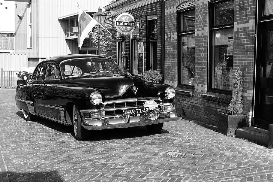 clàssic, cotxe, oldtimer, automàtic, vehicle, automoció, automòbil, vintage, manera de transport, transport, exterior de l'edifici, estructura construïda, vehicle terrestre, arquitectura, estil retro, cotxe d'època, carrer, ciutat, edifici, dia, a l'aire lliure, cap gent, barri residencial, viatjar, estacionari, luxe, 4K