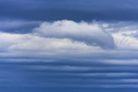 half bewolkte hemel, natuur, wolk, hemel, weer, buitenshuis, blauw, structuur, stapelwolk, wit, cloudscape, pluizig, natuurlijk, bewolkt, behang, landschap, photoholgic, reizen, zomer, vakantie, wolk - lucht, scenics - natuur, schoonheid in de natuur, dramatische hemel, bewolking, storm, achtergronden, atmosfeer, stormwolk, geen mensen, wind, humeurige lucht, milieu, meteorologie, abstract, piekerig, zachtheid, abstracte achtergronden, 5K, CC0, publiek domein, royaltyvrij