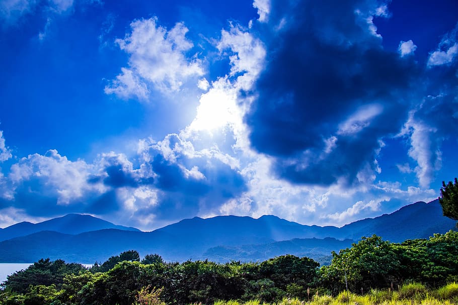Sonne, Licht, Japan, Wolke, Himmel, natürlich, Sommer-, Pflanze, Blatt, Gras, Okinawa, Ansichten, Lichtvorhänge, Geheimnis, südliche Länder, wolke - himmel, Schönheit in der Natur, Szenen - Natur, Berg, ruhige Szene, Baum, Ruhe, Natur, keine Leute, Blau, Tag, Umgebung, Nicht-städtische Szene, Gebirge, Sonnenlicht, idyllisch, draußen, Landschaft, 5K