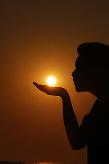 Sonnenuntergang, Schatten, Schattenmann, Abend, Sonne, draussen, Sonnenlicht, Natur, Freude, Himmel, Mann, Entspannen Sie Sich, herrlich, Meditation, Herbst, fallen, Meer, Strand, Silhouette, eine Person, Seitenansicht, echte Menschen, orange Farbe, Lebensstile, optische Täuschung, Männer, Freizeitbeschäftigung, Schönheit in der Natur, Hand, Profilansicht, menschliche Hand, halten, draußen, Finger, 5K, CC0, gemeinfrei, lizenzfrei