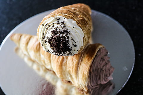 al forn, pastisseria, placa, fleca, cocció, pa, xocolata, primer pla, con, crema, deliciós, epicure, menjar, casolà, gel, indulgència, berenar, dolçor, saborós, menjar i beguda, frescor, llest per menjar, menjar francès, a l'interior, cap gent, menjar dolç, natura morta, dolç, enfocament selectiu, vista d’angle alt, temptació, esmorzar, 5K, CC0, domini públic, lliure de regalies