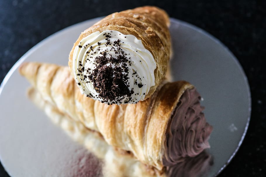al forn, pastisseria, placa, fleca, cocció, pa, xocolata, primer pla, con, crema, deliciós, epicure, menjar, casolà, gel, indulgència, berenar, dolçor, saborós, menjar i beguda, frescor, llest per menjar, menjar francès, a l'interior, cap gent, menjar dolç, natura morta, dolç, enfocament selectiu, vista d’angle alt, temptació, esmorzar, 5K