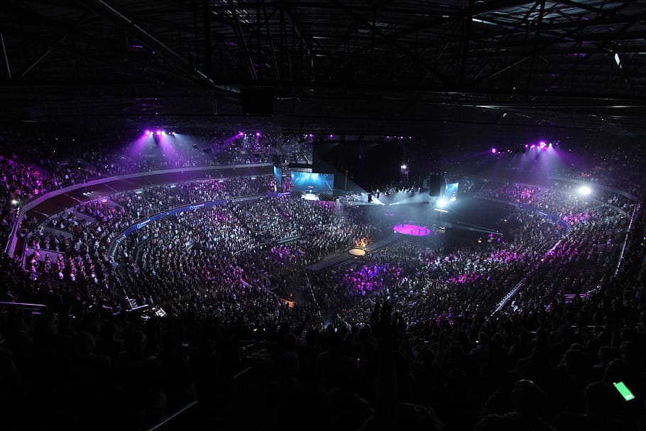 výkon, ovál, dav, zpěváci, hlediště, publikum, skupina, aréna, stadión, ampitheater, světla, koncert, hudba, skupina lidí, skutečných lidí, svítí, velká skupina lidí, zážitek, umělecká kultura a zábava, noc, vysoký úhel pohledu, osvětlovací zařízení, událost, jednotnost, světlo, prostor - výkonnostní prostor, pozitivní emoce, sport, divák, etapa, vzrušení, noční život, venku, koncert populární hudby, sledování, fázi světla, hudební festival, nachový, 5K