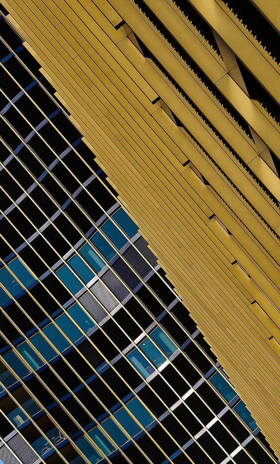 baix, fotografia d'angle, concret, edifici, reflexió, sol, cec, diagonal, color, or, estructura, marc, vidre, finestra, detall, façana, arquitectura, vista d’angle baix, estructura construïda, exterior de l'edifici, cap gent, groc, patró, cel, ciutat, modern, dia, exterior d’edifici d’oficines, a l'aire lliure, naturalesa, oficina, marc complet, vidre - material, metall, repetició, gratacels, 5K