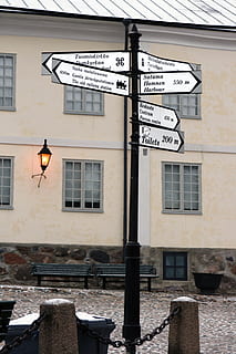 pointer, skilt, hjørne, gade, bygninger, bygget struktur, bygning udvendig, arkitektur, bygning, belysningsudstyr, vindue, ingen mennesker, by, dag, boligområde, gadebelysning, udendørs, meddelelse, murbygningsfunktion, tekst, natur, elektrisk lampe, belyst, 4K, CC0, offentligt domæne, royaltyfrie