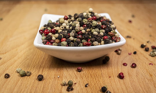 pebre, espècia, agut, cuinar, curry, menjar, picant, gust, ingredient, cuina, pebre vermell, Xile, grans de pebre, fusta, rústic, temporada, bol, porcellana, deliciós, sopar, natural, bio, menjar i beguda, alimentació saludable, material de fusta, frescor, benestar, fruita, taula, a l'interior, natura morta, primer pla, centrar-se en primer pla, cap gent, abundància, fruites de baies, condiment, gran grup d'objectes, 5K, CC0, domini públic, lliure de regalies