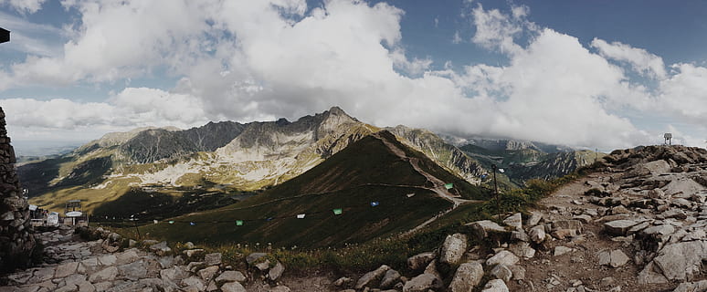 montagne verdi, nuvole, luce del giorno, erba, alto, paesaggio, vette, catena montuosa, montagne, natura, rocce, panoramico, cielo, nuvola - cielo, montagna, scenics - natura, bellezza nella natura, ambiente, scena tranquilla, giorno, scena non urbana, roccia, la tranquillità, nessuno, solido, geografia fisica, roccia - oggetto, terra, a distanza, all'aperto, picco di montagna, montagna innevata, 2K, CC0, dominio pubblico, privo di copyright