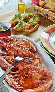grill, kjøtt, brød, grilling, grillet, biff, mat, bbq, sommer, velsmakende, Nyt, grillfest, kokk, kjøkken, svinekjøtt mat bilde, feiring, parti, mat og Drikke, bord, friskhet, høy vinkel visning, klar til å spise, tallerken, innendørs, serveringsstørrelse, spise sunt, ingen folk, stilleben, velvære, nærbilde, bolle, fokusere på forgrunnen, måltid, grønnsak, kjøkkenredskap, glass, brett, 4K, CC0, offentlig domene, opphavsrett gratis