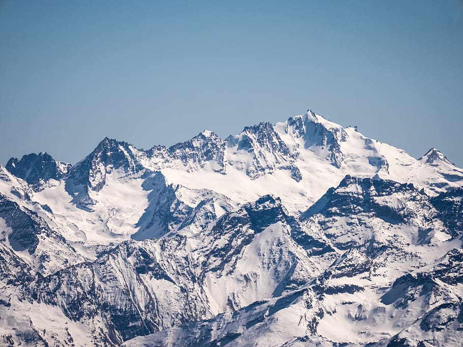 muntanyes cobertes de neu, muntanya, naturalesa, a l'aire lliure, Serra, pic, gel, neu, cel, glacera, muntanyes, Itàlia, gran paradiso, Alps, paisatge, aigua, Costa, línia de costa, mar, oceà, temperatura de fred, hivern, escenics - natura, bellesa a la natura, escena tranquil·la, muntanya nevada, cel clar, tranquil·litat, dia, escena no urbana, cap gent, medi ambient, còpia espai, clima extrem, formació, cim de muntanya, 5K