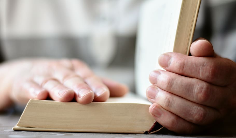 hænder, Bestil, Læs, åben bog, bibel, litteratur, bogsider, lære, undersøgelse, uddannelse, gennemse, slog, menneskelig hånd, hånd, menneskelig kropsdel, tæt på, bedrift, indendørs, en person, fokus på forgrunden, selektiv fokusering, træ - materiale, voksen, offentliggørelse, aktivitet, enkelt objekt, kropsdel, sociale problemer, studere, indsats, 5K