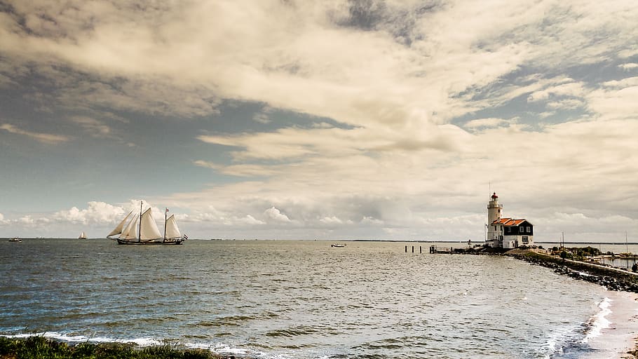 Marken, Olanda, faro, nave, mare, acqua, nuvola - cielo, cielo, scenics - natura, bellezza nella natura, natura, architettura, giorno, molo, struttura costruita, spiaggia, terra, lungomare, sicurezza, nave nautica, protezione, all'aperto, orizzonte sull'acqua, 4K