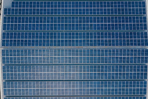 blaues Solarpanel, Vollbild, Hintergründe, Muster, die Architektur, keine Leute, Blau, gebaute Struktur, Wiederholung, Tag, modern, Gebäudehülle, Wandbau - Funktion, texturiert, Nahansicht, Gebäude, Bürogebäude außen, draußen, Büro, Solarenergie, Flachwinkelansicht, 4K, CC0, gemeinfrei, lizenzfrei