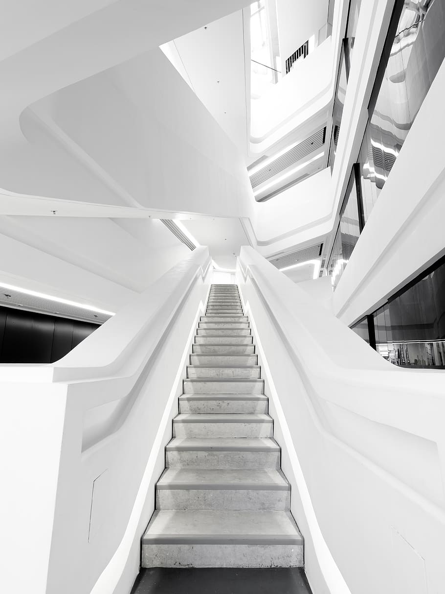 escala blanca, barana, arquitectura, escala, edifici, finestra, escola, escales, sense costures, fluid, disseny, zaha hadid, a l'interior, disseny d'interiors, claraboia, habitatge, il·luminació, condomini, habitació, estructura construïda, passos i escales, cap gent, vista d’angle baix, el camí a seguir, direcció, comoditat, modern, dia, patró, buit, pujar, escala mecànica, sostre, directament a sota, 4K