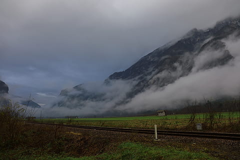 sne, dækket, bjerg, tåger, skyer, mørk, mørke skyer, daggry, dagslys, tåge, græs, landskab, lys, natur, regn, naturskøn, himmel, storm, solnedgang, vejr, skønhed i naturen, sky - himmel, scenics - natur, miljø, ikke-urbane scene, rolig scene, ro, ingen mennesker, plante, jord, dag, Mark, transportmidler, udendørs, magt i naturen, 5K, CC0, offentligt domæne, royaltyfrie