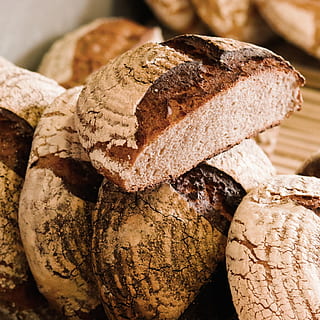 bakade breadas, mat, mat och dryck, närbild, friskhet, fortfarande liv, fokusera på förgrunden, inget folk, inomhus, äta nyttigt, välbefinnande, bröd, flathet, klar att äta, brun, stack, bakad, grupp av objekt, högvinkelvy, vegetabiliska, frestelse, 2K, CC0, offentligt domän, royaltyfria