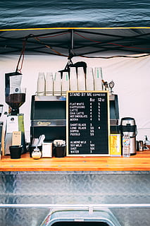 menu, stůl, text, západní skript, sdělení, nikdo, podnikání, kontejner, den, uvnitř, jídlo a pití, závěsný, sklo - materiál, podepsat, stálý život, osvětlovací zařízení, kavárna, láhev, architektura, průhledný, restaurace, světlo, 4K, CC0, veřejná doména, bez autorských práv