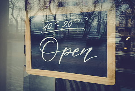 Aperto, tavolo, ristorante, finestra, cartello, memorizzare, chiuso, Informativo, benvenuto, testo, comunicazione, sceneggiatura occidentale, vetro - materiale, lavagna, informazione, tavola, nessuno, grafia, albero, emozione, lettera maiuscola, giorno, Messaggio, trasparente, architettura, concentrarsi sulle conoscenze acquisite, emozione positiva, 2K, CC0, dominio pubblico, privo di copyright