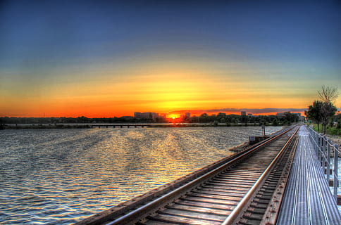 brun togskinne, utendørs, solnedgang, soloppgang, skumring, himmel, madison, rød himmel, natur, forente stater, sol, vann, spor, by, innsjø, horisont, blå, reise, kyst, perspektiv, jernbane transport, jernbanespor, transport, retning, ingen folk, naturskjønnhet - natur, veien forover, synkende perspektiv, skjønnhet i naturen, tre, transportmiddel, anlegg, oransje farge, arkitektur, lang, 2K, CC0, offentlig domene, opphavsrett gratis