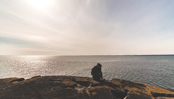 person, sidder, sten-, foran, havvand, strand, lyse, skyer, dagslys, dagtimerne, horisont, landskab, natur, ocean, udendørs, klipper, hav, marinemaleri, kysten, himmel, vand, horisont over vand, skønhed i naturen, en person, jord, fuld længde, sky - himmel, ro, fritidsaktivitet, bagfra, scenics - natur, ferier, voksen, kigger på visning, 5K, CC0, offentligt domæne, royaltyfrie