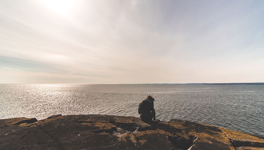 person, sidder, sten-, foran, havvand, strand, lyse, skyer, dagslys, dagtimerne, horisont, landskab, natur, ocean, udendørs, klipper, hav, marinemaleri, kysten, himmel, vand, horisont over vand, skønhed i naturen, en person, jord, fuld længde, sky - himmel, ro, fritidsaktivitet, bagfra, scenics - natur, ferier, voksen, kigger på visning, 5K