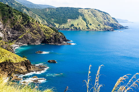 oceano, spiaggia, somma, sabbia, costa, nuvole, cielo, Paradiso, scena, paesaggio, blu, mare, acqua, scenics - natura, bellezza nella natura, montagna, scena tranquilla, la tranquillità, terra, albero, natura, giorno, pianta, idilliaco, nessuno, vista dall'alto, catena montuosa, all'aperto, baia, costa rocciosa, 5K, CC0, dominio pubblico, privo di copyright