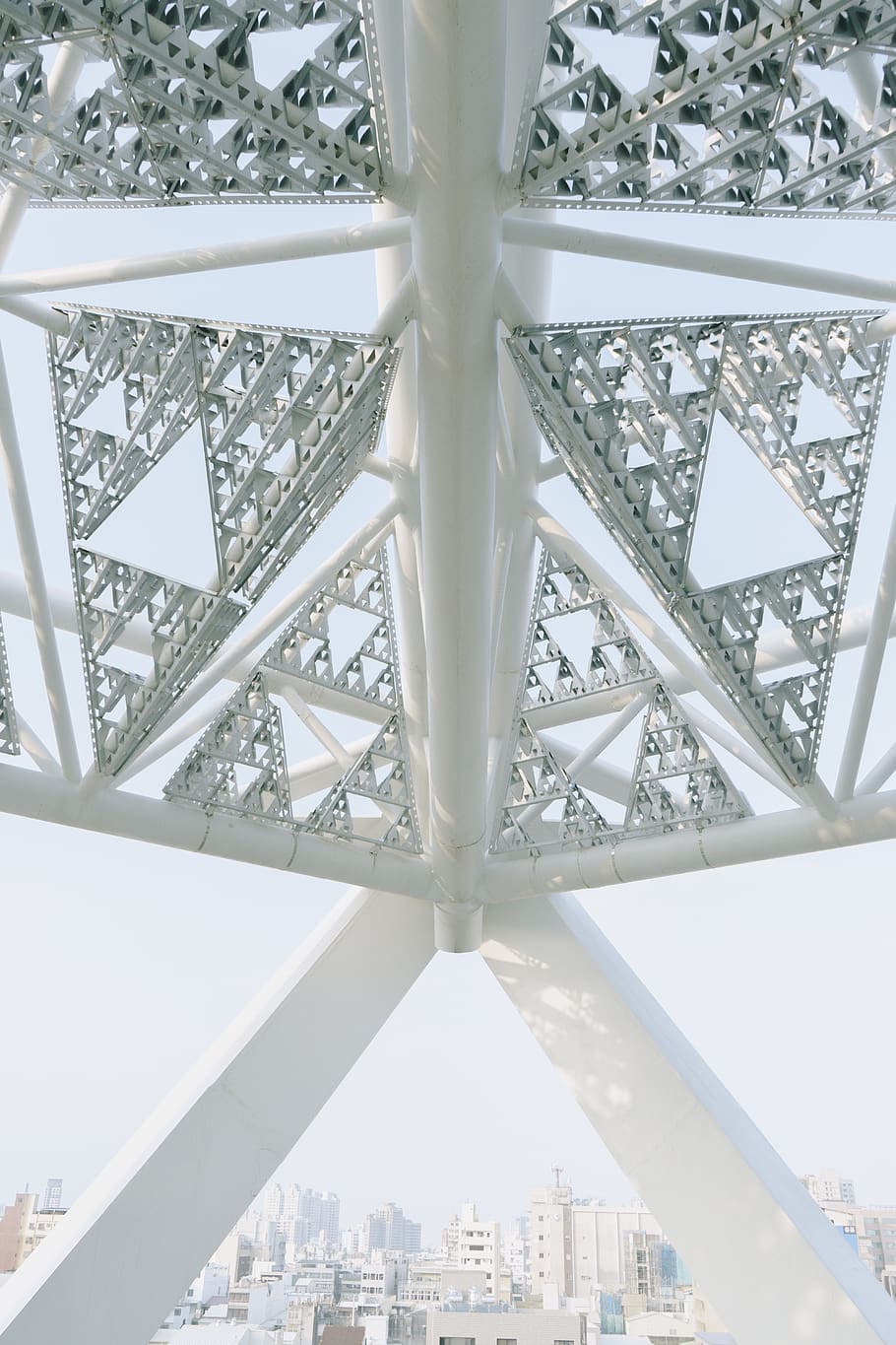 die Architektur, Gebäude, Fenster, Dach, Dachfenster, Weiß, minimal, Landschaft, Struktur, geometrisch, Tapete, Kuppel, Dreieck, Treppe, städtisch, Transport, Flugzeug, Fahrzeug, Edelstein, Diamant, gebaute Struktur, Muster, keine Leute, Metall, Stadt, Gebäudehülle, Tag, Flachwinkelansicht, Himmel, Reiseziele, draußen, Natur, Vollbild, Design, Verbindung, Tourismus, Turm, direkt darunter, Decke, Träger, Wolkenkratzer, Architektur und Kunst, 5K