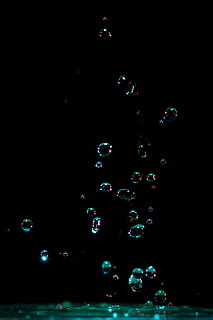bolhas flutuantes, arte, brilhante, bolha, limpar \ limpo, Claro, leve, líquido, macro, ninguém, noite, multi colorido, agua, fundo preto, iluminado, dentro de casa, copie o espaço, vulnerabilidade, fragilidade, solta, ar, forma, tiro do estúdio, natureza, fechar-se, desenhar, transparente, vida noturna, pureza, 2K, CC0, domínio público, royalty free