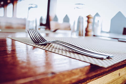 Două, inoxidabil, furcă din oțel, top, locul mat, fundal neclar, a închide, gol, flatware, furci, mobila, în interior, interior, şerveţel, restaurant, masa, tacâmuri, lemn, de lemn, ustensile de bucatarie, furculiţă, mănâncă ustensile, echipamente de uz casnic, cuțitul de masă, nici o persoana, cuţit, selectiv, setarea locului, Afaceri, cadru, natură moartă, mancare si bautura, lemn - material, argintărie, sticlă, preparare, faianță, oţel, 5K, CC0, domeniu public, fără drepturi de autor