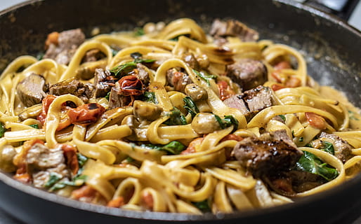 pasta cotta, cibo italiano, pasta, cibo, cibo e bevande, mangiare sano, freschezza, verdura, avvicinamento, benessere, pronto a mangiare, utensile da cucina, pasto, nessuno, in casa, natura morta, spaghetti, messa a fuoco selettiva, porzioni, erba, recipiente di cottura, cena, cibo vegetariano, maccheroni, 5K, CC0, dominio pubblico, privo di copyright