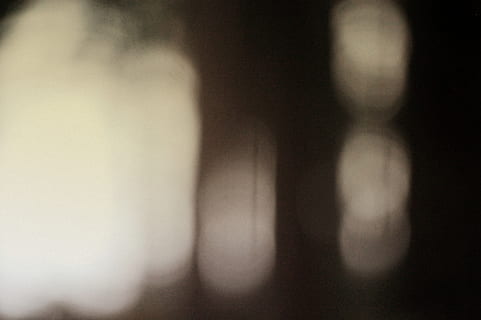 resumen, bokeh, ligero, adentro, enfoque suave, nadie, de cerca, desenfocado, fondo negro, sombra, escalofriante, temor, parte del cuerpo, creatividad, retrato, modelo, naturaleza, movimiento borroso, miembro, 2K, CC0, dominio público, libre de derechos