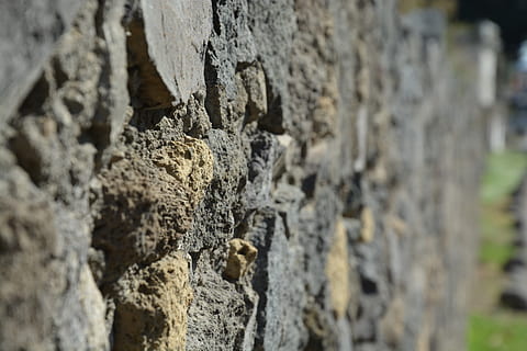 paret, agut, pedres, vell, pompeii, antiguitat, primer pla, dia, textura, cap gent, enfocament selectiu, centrar-se en primer pla, tronc de l'arbre, naturalesa, arbre, tronc, material de fusta, a l'aire lliure, patró, fons, aspre, planta, marc complet, arquitectura, estructura construïda, metall, 5K, CC0, domini públic, lliure de regalies