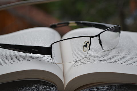 klar, Brille, schwarz, Frames, geöffnet, Buch, Daten, Bildung, Wissen, Lernen, Literatur, Roman, Seite, Poesie, lesen, Forschung, Schule, Studie, studieren, Universität, Weisheit, Veröffentlichung, öffnen, Fokus auf den Vordergrund, Nahansicht, keine Leute, Tag, Stillleben, selektiver Fokus, Text, Papier-, Auto, Kraftfahrzeug, Kommunikation, persönliches Accessoire, 1080P, CC0, gemeinfrei, lizenzfrei