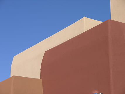 estructura d’edificis marrons, cap gent, arquitectura, blau, cel clar, naturalesa, còpia espai, dia, estructura construïda, cel, funció de construcció de parets, vista d’angle baix, llum solar, modern, assolellat, exterior de l'edifici, primer pla, a l'aire lliure, marró, escala, senzillesa, angle, concret, 8K, CC0, domini públic, lliure de regalies