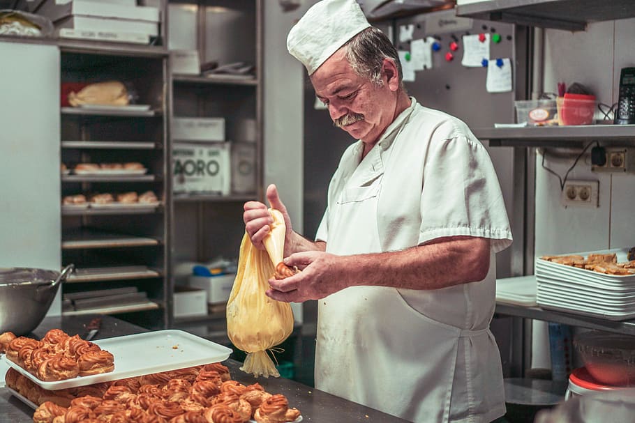 chef tenendo flatbread, cibo e bevande, cibo, cucina, occupazione, attività commerciale, preparazione, cucina commerciale, piccola impresa, stabilimento di alimenti e bevande, stanza domestica, uomini, lavoro, adulto, maschi, freschezza, industria alimentare e delle bevande, in piedi, felicità, una persona, preparando il cibo, memorizzare, abilità, uniforme, uomini maturi, capocuoco, 5K