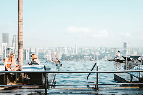 Marina Bay Sands Pool, Infinity-Pool, am Pool, Hotel, Urlaub, Dach, Schwimmbad, Schwimmen, Menschen, offen, Stadtbild, Horizont, Marina Bay, Wolkenkratzer, Turm, Stadt, Himmel, Ville, Geschäft, städtische Szene, Frau, draußen, städtische Skyline, Männer, Geschäftsmann, Geschäftsperson, Erwachsene, Stadt leben, Gebäudehülle, Geschäftsfrau, Fluss, New York City, Innenstadt, berühmter Platz, Sitzung, die Architektur, junger Erwachsener, Reise, Lebensstile, Bürogebäude, Finanzviertel, Gruppe von Leuten, Hongkong, Asien, Zusammenspiel, Tag, Wasserfahrzeug, Hafen, Vereinigte Staaten von Amerika, 5K, CC0, gemeinfrei, lizenzfrei