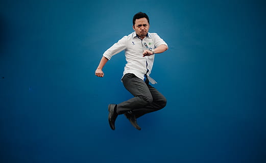 Mann springt hoch, Mensch, Person, Menschen, treten, Indonesien, pt len ​​industri (persero), Potrait, springender Mann, Alte Mode, einfarbig, Springen, Emoji Gesicht, Emoji, Gesicht, weißes Hemd, Blauer Hintergrund, Arbeitnehmer, glücklicher Mann, Mann, eine Person, Blau, in voller Länge, in der Luft, Männer, Bewegung, Geschäftsperson, farbiger Hintergrund, Vitalität, junger Erwachsener, Glück, gut angezogen, Geschäft, Porträt, Erwachsene, junge Männer, Aufregung, 4K, CC0, gemeinfrei, lizenzfrei