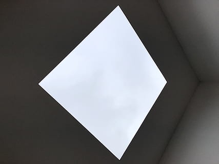 kvadratisk hvidt loft, arkitektur, bygning, vindue, tagvindue, 900 mt kurve ave, minneapolis, Forenede Stater, trekant, kontorbygning, pyramide, downtown, by-, by, tag, korridor, vindueskygge, gardin, hjem indretning, boliger, geometrisk form, form, ingen mennesker, lav vinkel visning, kopiere plads, indendørs, himmel, design, bygget struktur, natur, baggrunde, papir, hvid farve, mønster, tæt på, studio skud, dag, blank, loft, 4K, CC0, offentligt domæne, royaltyfrie