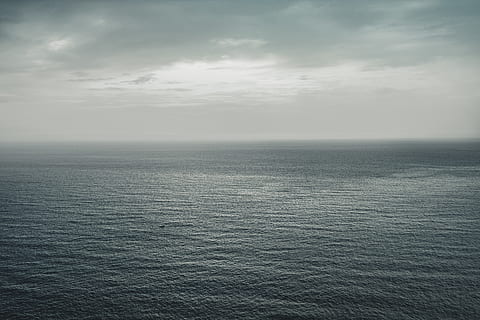 roligt hav, vand, ocean, hav, udendørs, natur, Horizont, tåge, skib, ensom, alene, vand side, bølge, havsiden, horisontlinje, hvidt rum, båd, humør, tåget, horisont, himmel, scenics - natur, sky - himmel, rolig scene, horisont over vand, skønhed i naturen, ro, havnefronten, marinemaleri, idyllisk, ingen mennesker, dag, piblede, 5K, CC0, offentligt domæne, royaltyfrie