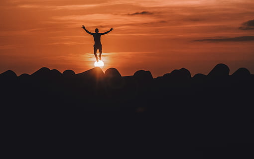 berg-, wolk, hemel, landschap, natuur, vallei, silhouet, mensen, man, springen, avontuur, zonsondergang, zonlicht, staand, schoonheid in de natuur, scenics - natuur, wolk - lucht, dierenleven, Oranje kleur, vrijetijdsbesteding, menselijke arm, één dier, een persoon, zoogdier, buitenshuis, levensstijlen, opgeheven armen, plantenetend, 5K, CC0, publiek domein, royaltyvrij